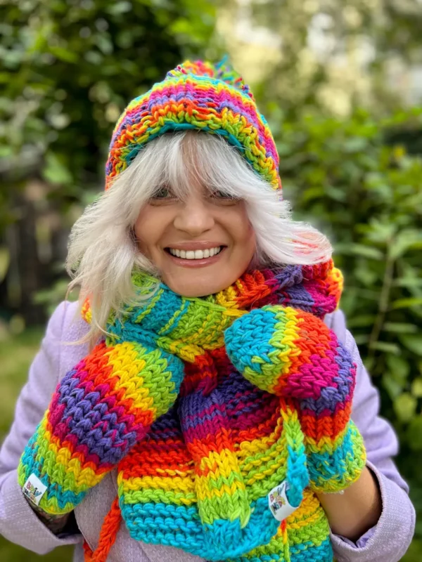 Kolorowa czapka z dużym pomponem EUFORIA ,,Tęcza" 13 Tęczowa czapka z pomponem – moda i ciepło