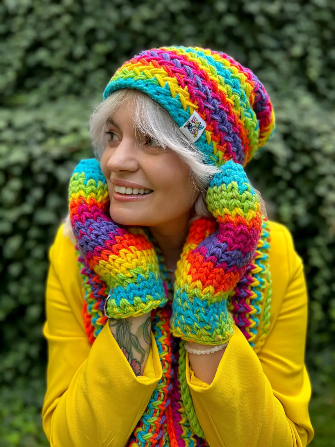 Kolorowe rękawiczki handmade ze sznureczkiem ,,Tęcza" 13 Tęczowe rękawiczki robione ręcznie – kolor i ciepło