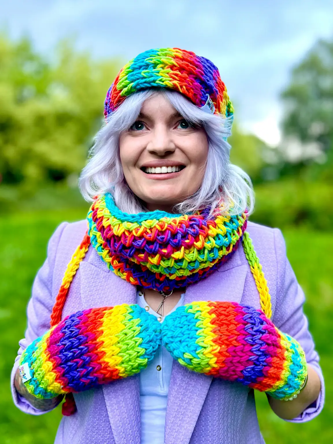 Kolorowe rękawiczki handmade ze sznureczkiem ,,Tęcza" 11 Wielobarwne mitenki, które rozjaśnią zimowe dni