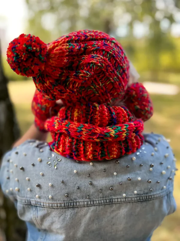 Kolorowa czapka podszyta polarem FUN ,,Czerwienie" 10 Zimowa czapka z polarem – skutecznie chroni przed wiatrem i niskimi temperaturami, zachowując elegancki wygląd
