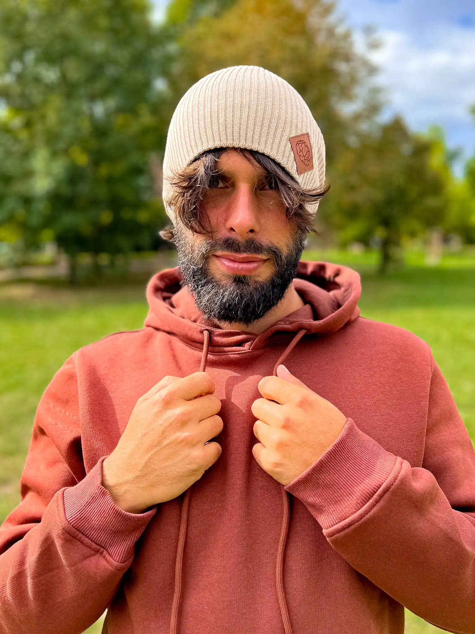 beżowa czapka męska