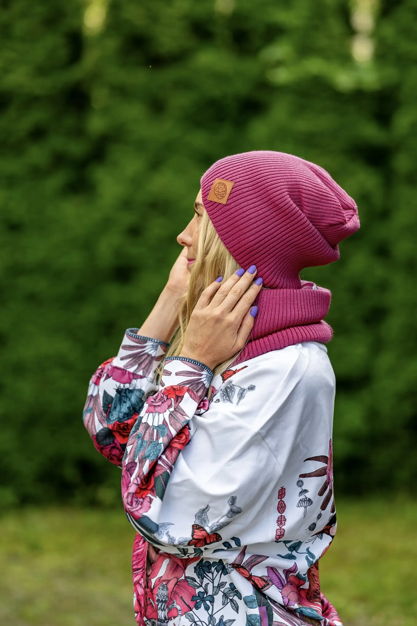 Luźna damska czapka MERINO logo ekoskórka "Palona Malina" 142 czapka all season