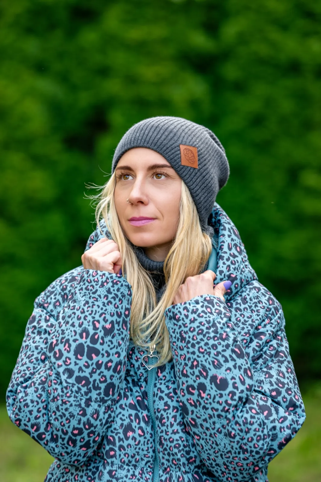Czapka damska MERINO logo ekoskórka "Ciemny Szary" 98 czapka damska merino