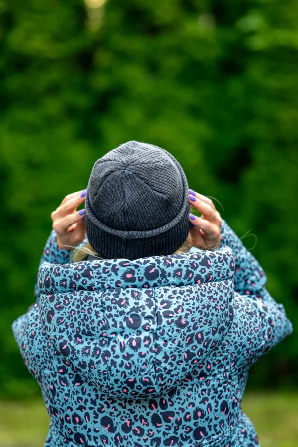 Czapka beanie MERINO logo ekoskórka "Ciemny Szary" 16 czapka do codziennych stylizacji merino
