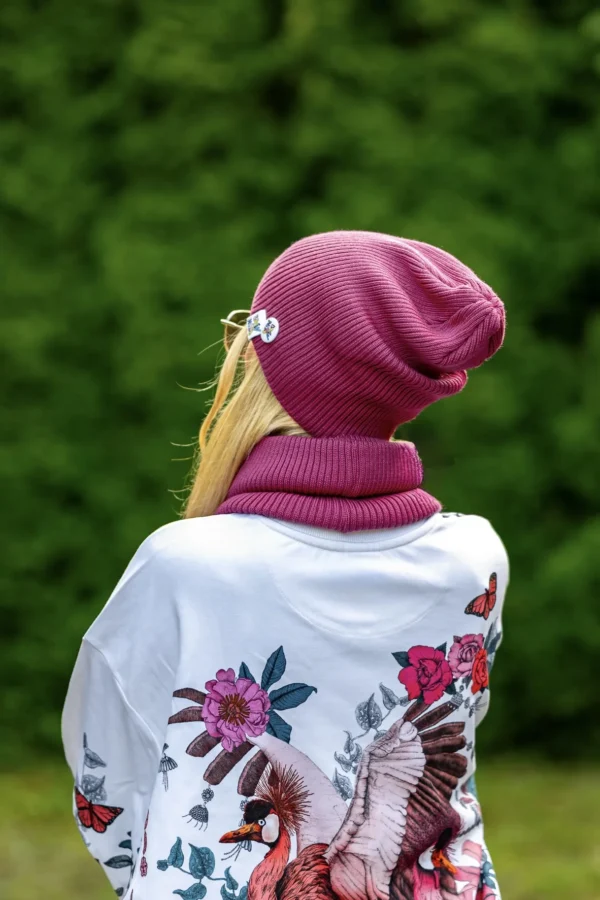 Damska luźna czapka MERINO logo kolorowe "Palona Malina" 16 czapka smerfetka damska
