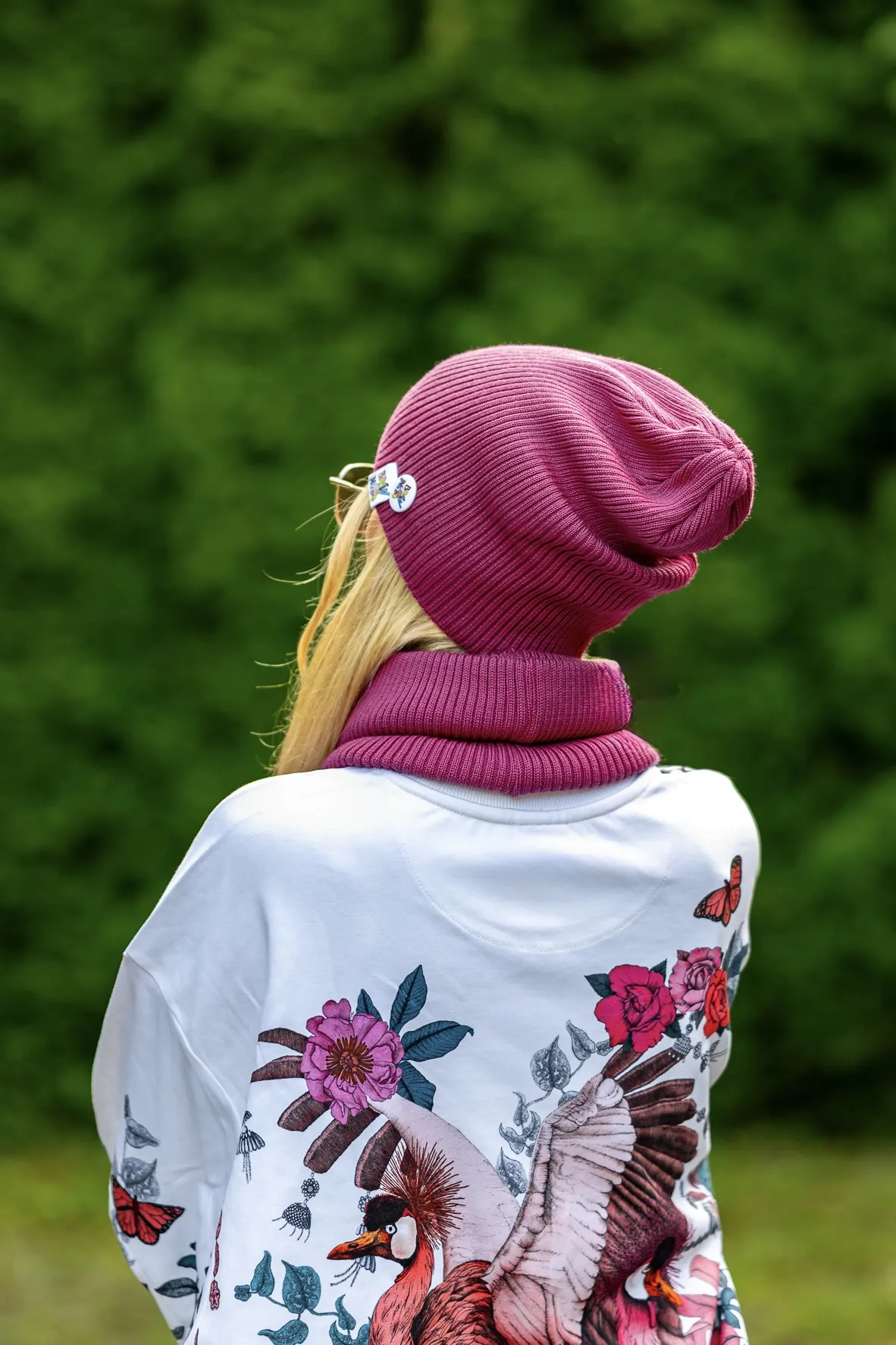 Damska luźna czapka MERINO logo kolorowe "Palona Malina" 143 czapka smerfetka damska