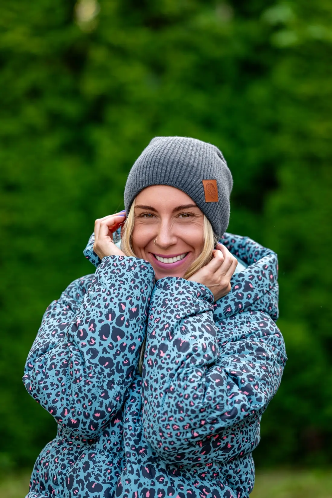 Czapka damska MERINO logo ekoskórka "Ciemny Szary" 91 czapka smerfetka damska