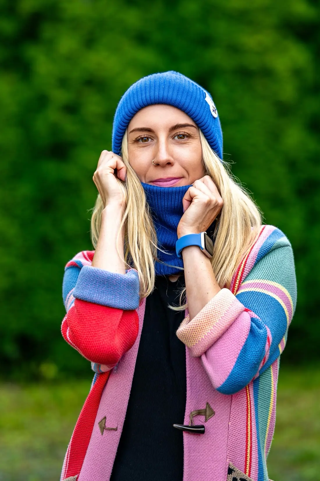 Beanie MERINO logo kolorowe "Niebieski Kobalt" 121 kobaltowa czapka merino