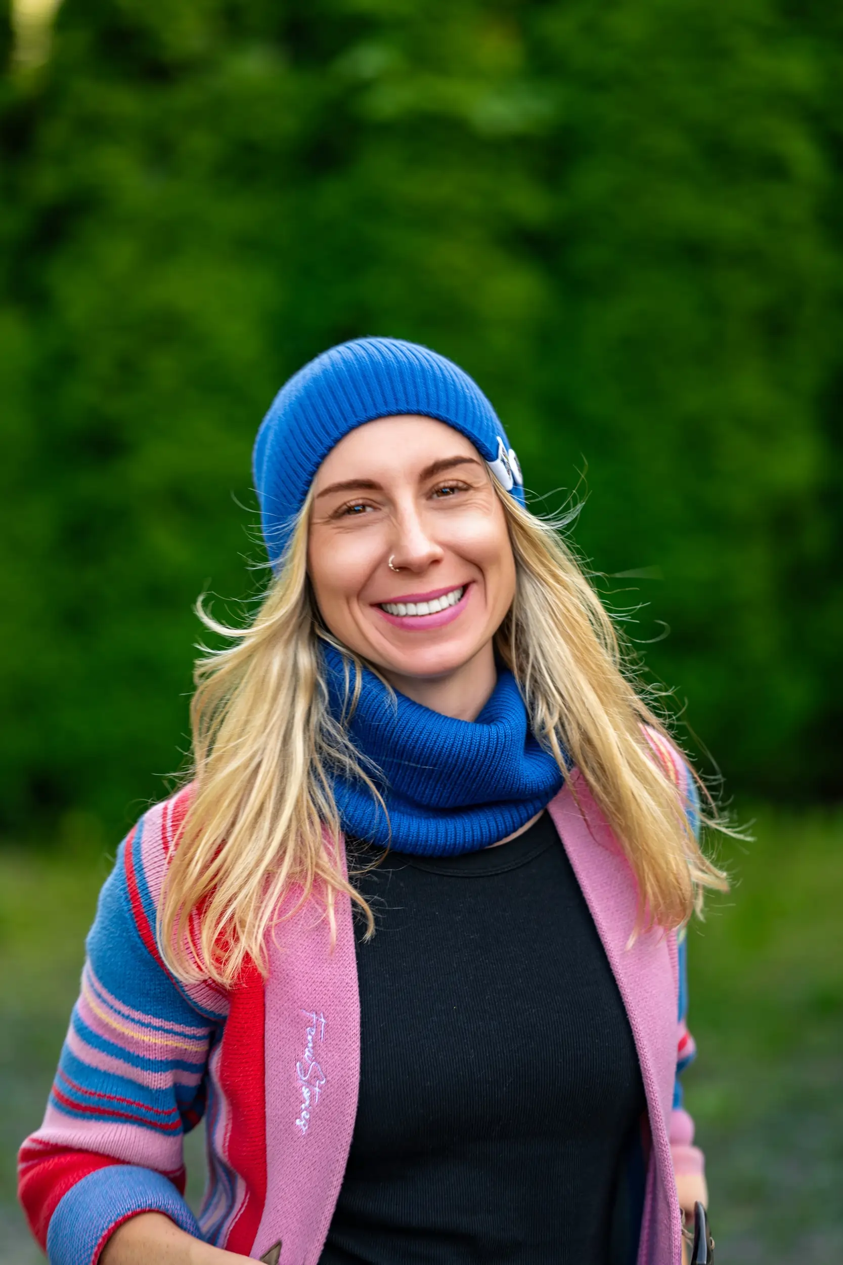 Czapka slouchy MERINO logo kolorowe "Niebieski Kobalt" 110 komplet merino na jesień