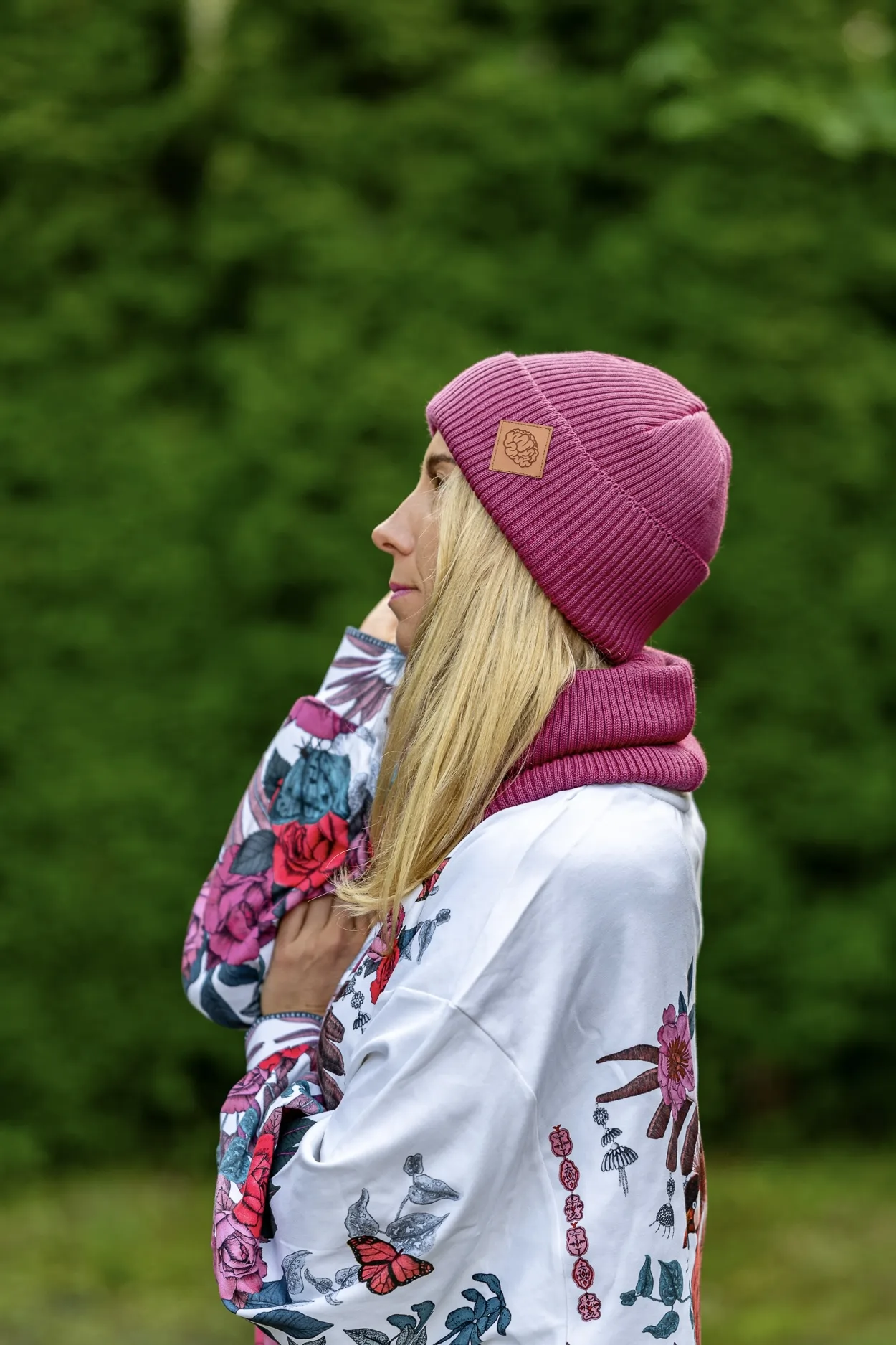 Czapka wywijana MERINO logo ekoskórka "Palona Malina" 28 komplet na jesień