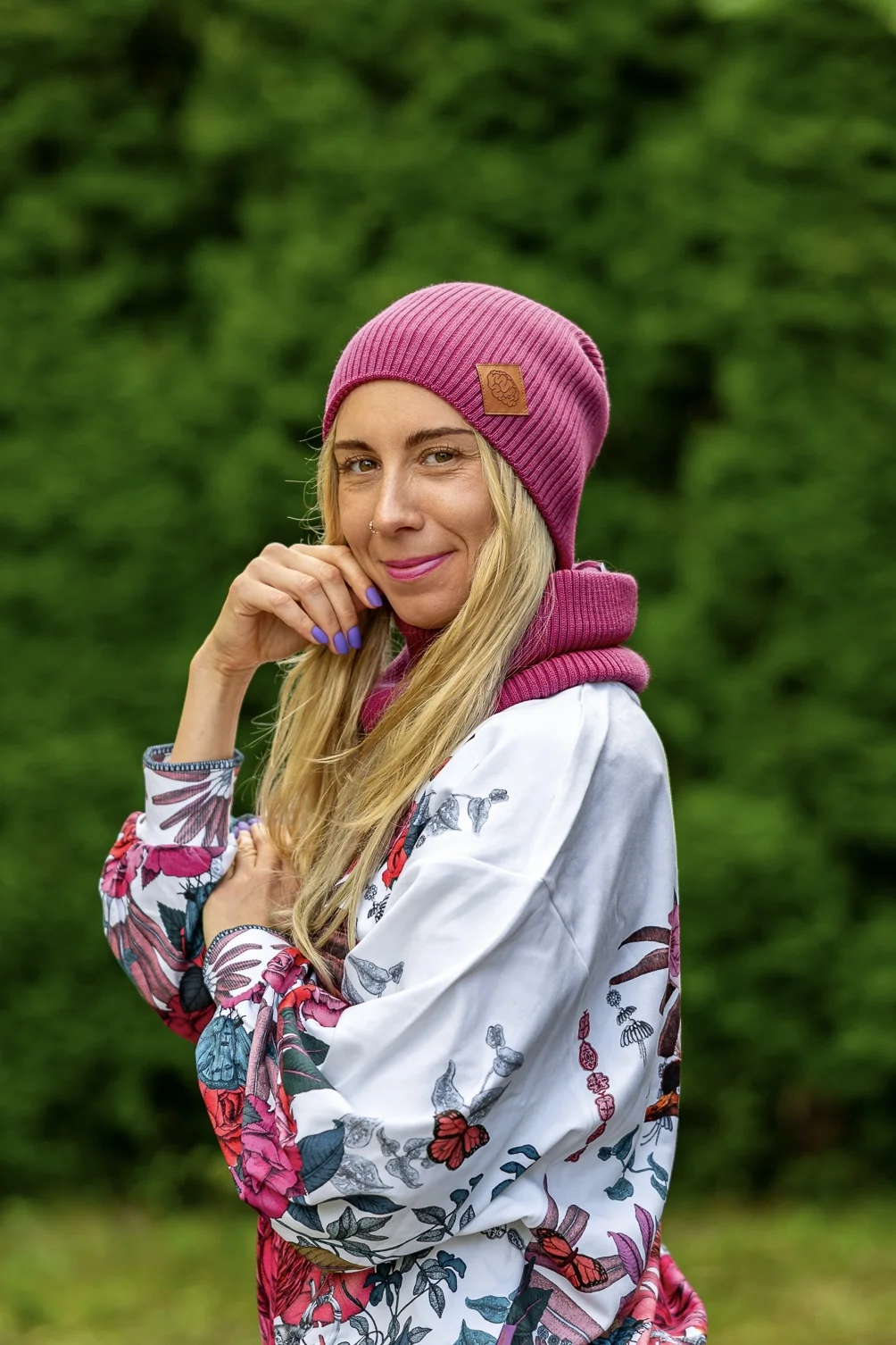 Luźna damska czapka MERINO logo ekoskórka "Palona Malina" 140 komplet na zimę