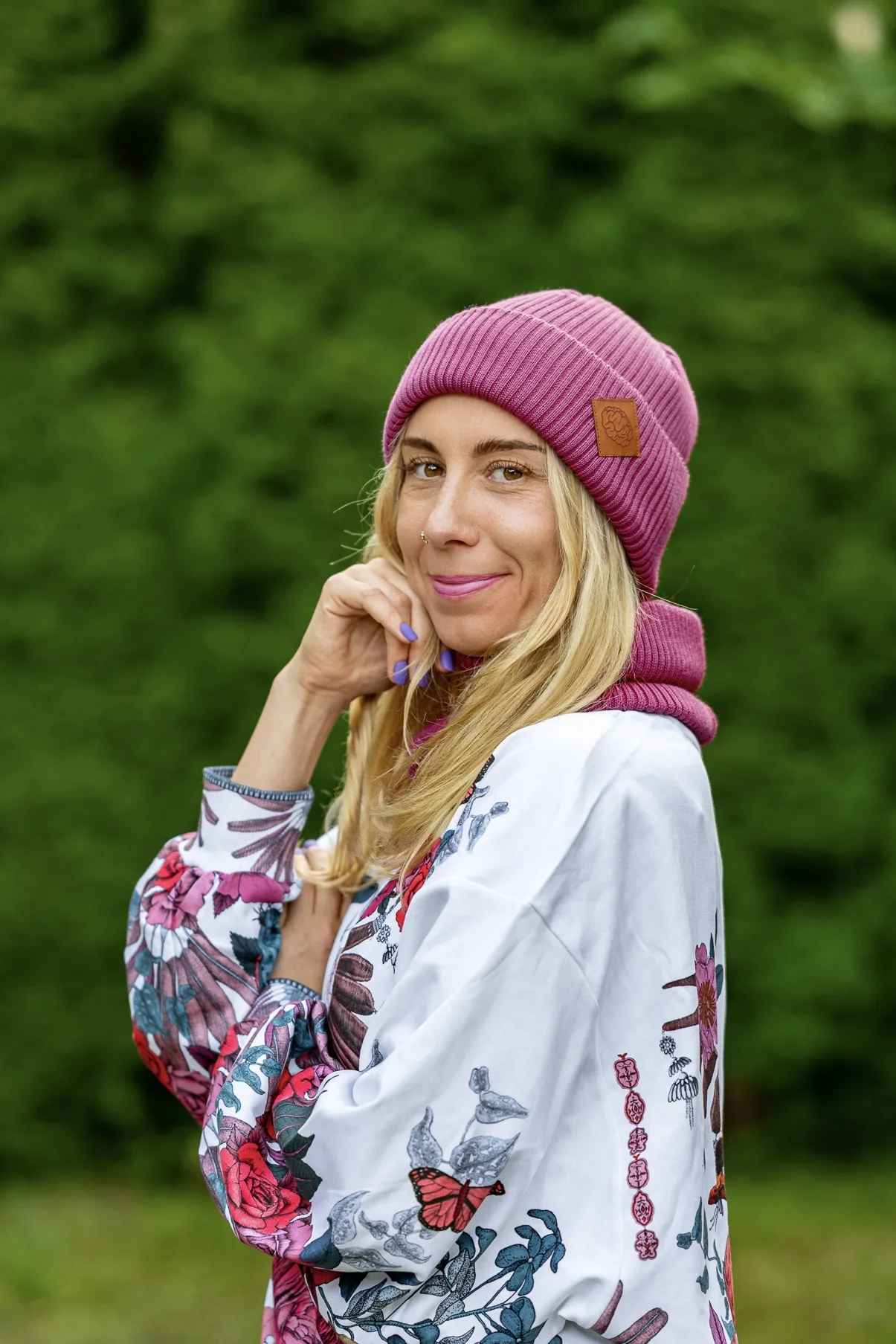 Czapka wywijana MERINO logo ekoskórka "Palona Malina" 31 malinowa czapka beanie merino