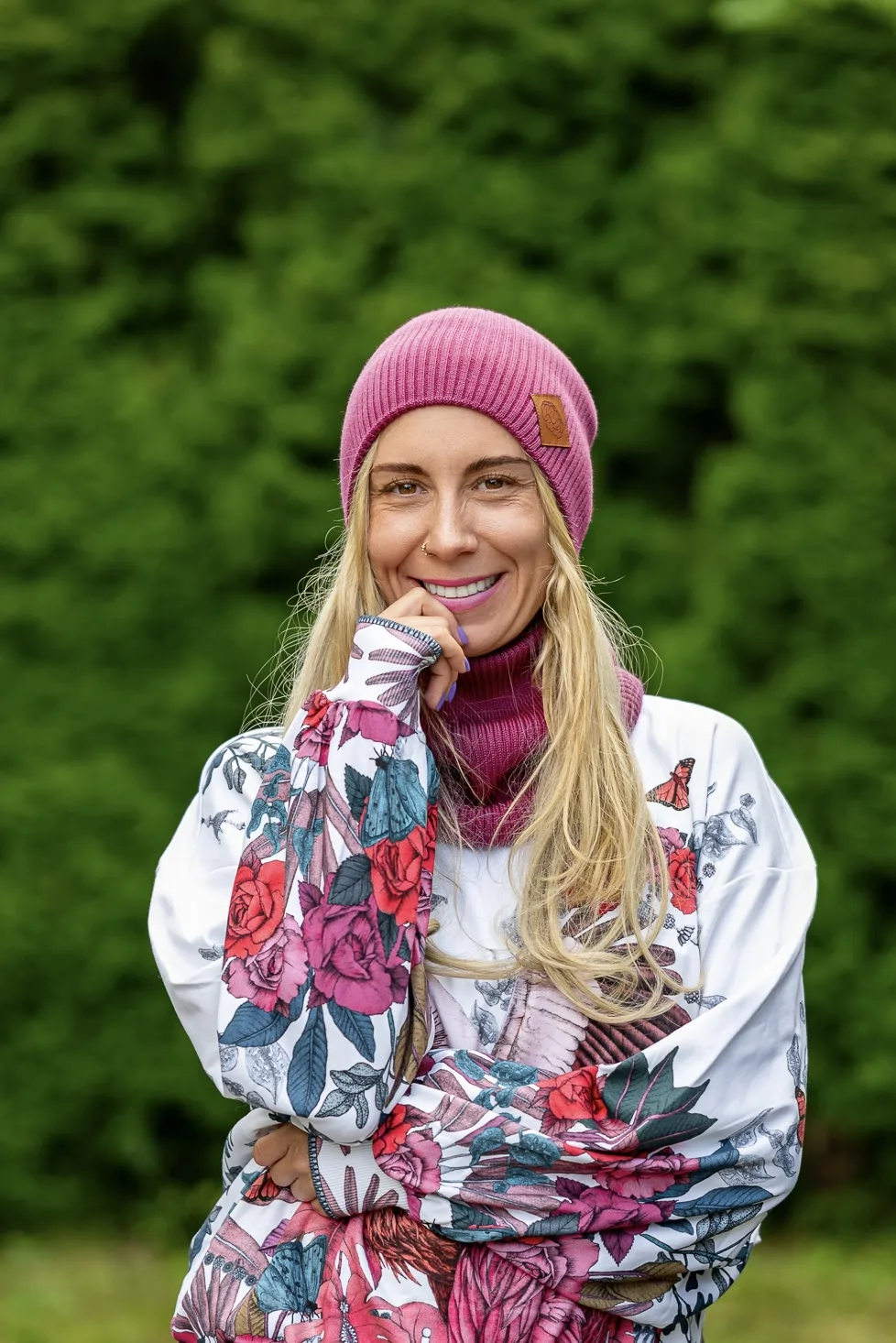 Luźna damska czapka MERINO logo ekoskórka "Palona Malina" 138 malinowa czapka damska