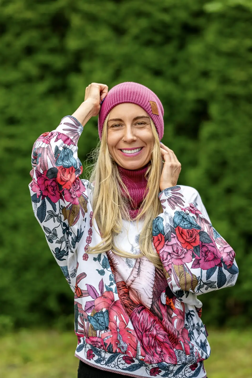 Luźna damska czapka MERINO logo ekoskórka "Palona Malina" 136 malinowy komplet zimowy