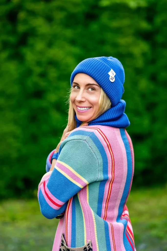 modna kobaltowa czapka