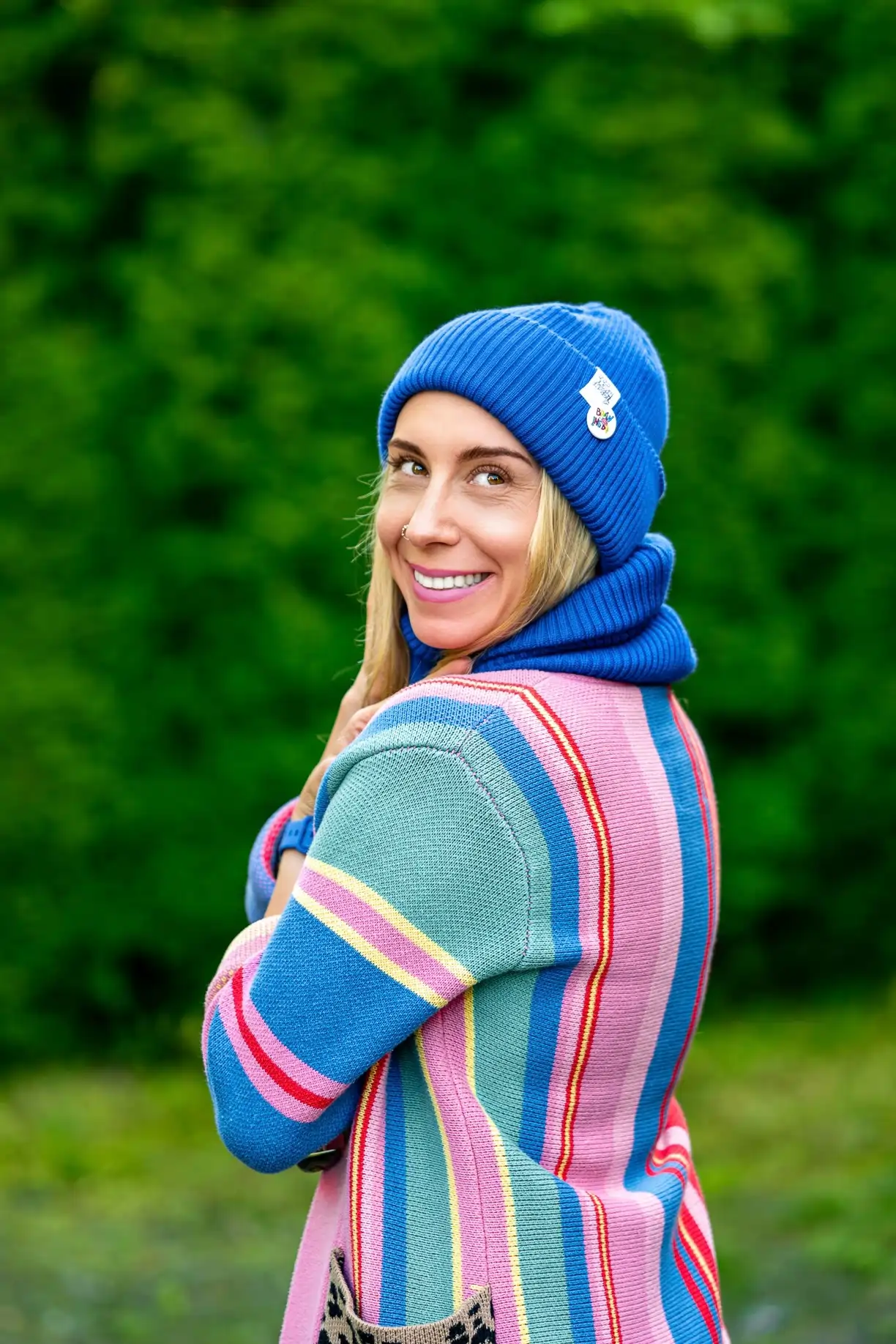 Beanie MERINO logo kolorowe "Niebieski Kobalt" 118 modna kobaltowa czapka
