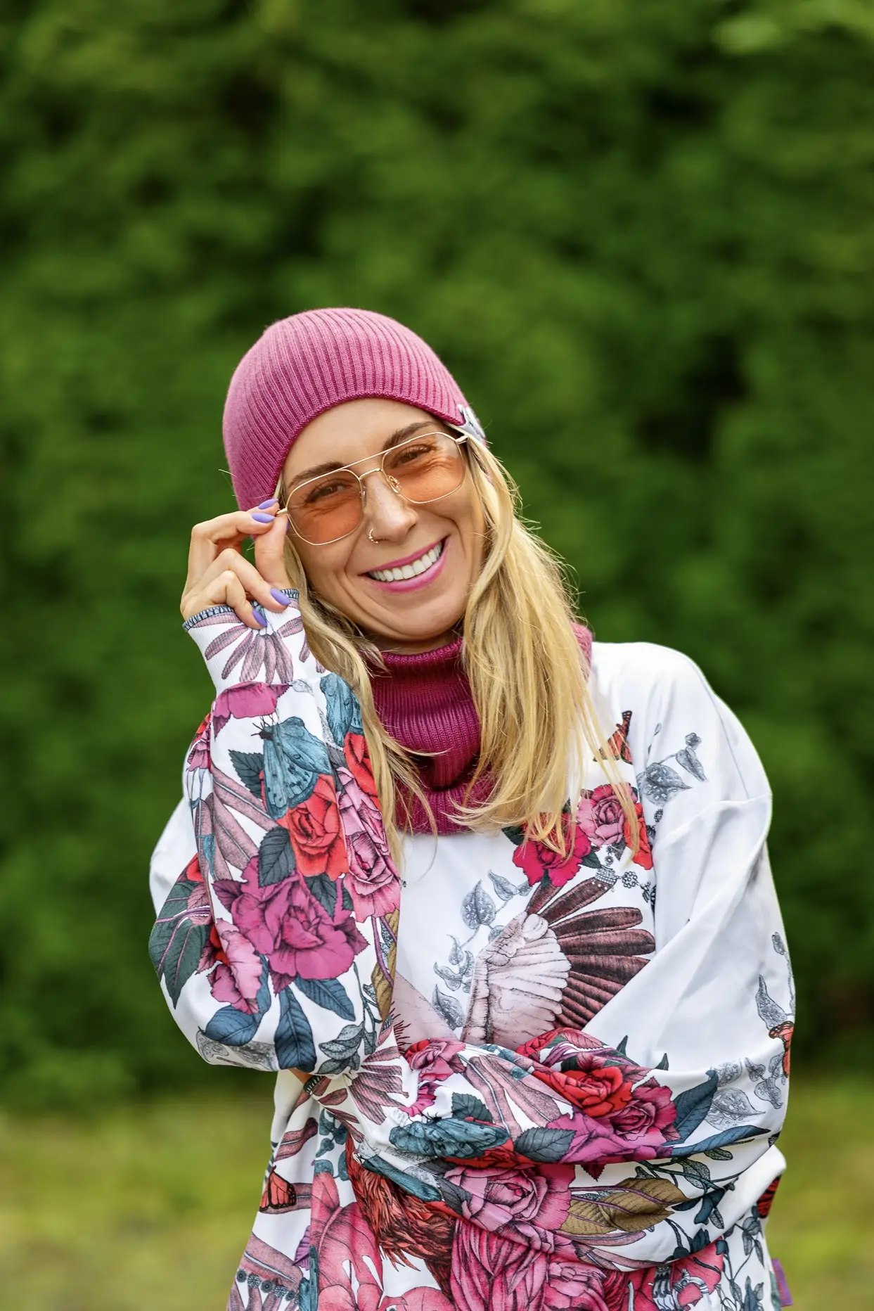 Damska luźna czapka MERINO logo kolorowe "Palona Malina" 138 naturalna wełna merino
