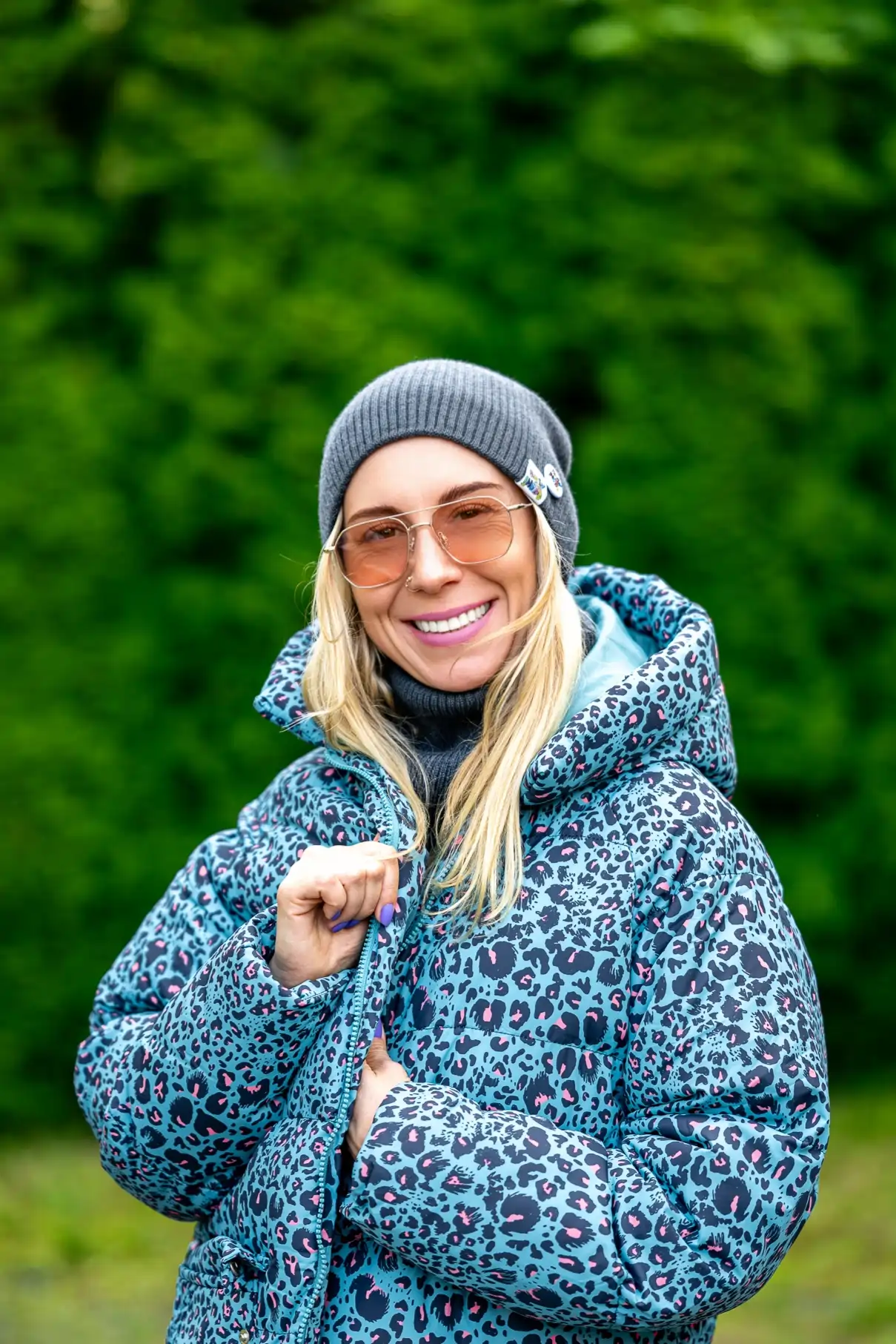 Damska czapka MERINO logo kolorowe "Ciemny Szary" 87 naturalna wełna merino