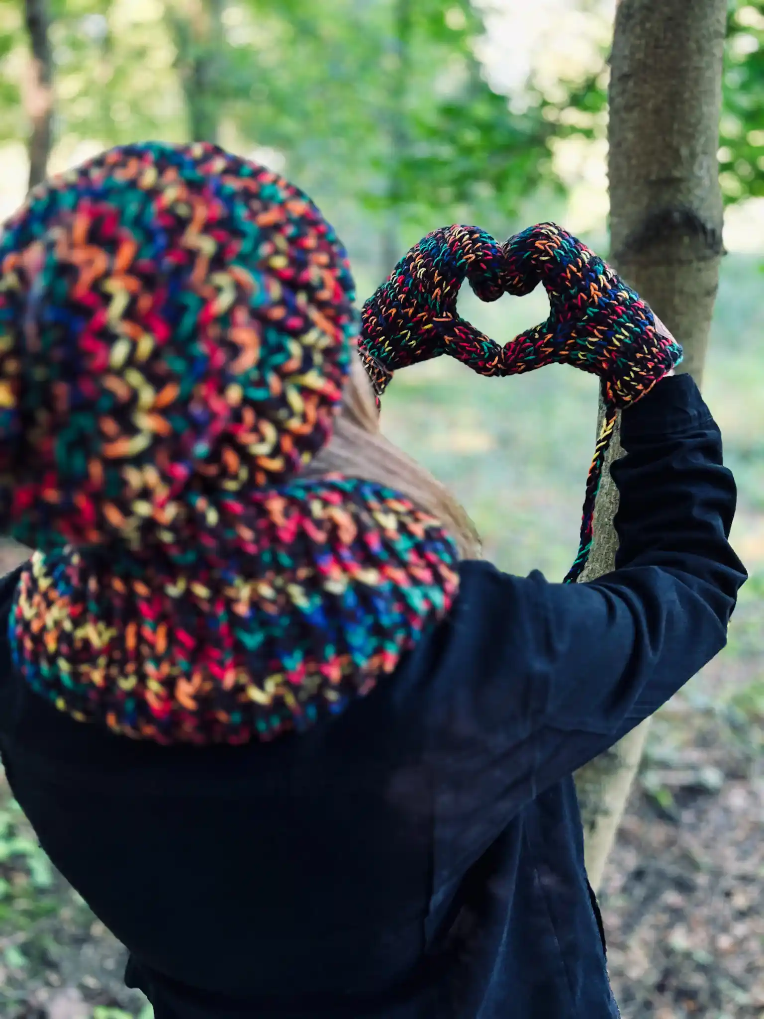Rękawiczki handmade ze sznureczkiem ,,Czarne czerwienie" 210 pomysl na prezent