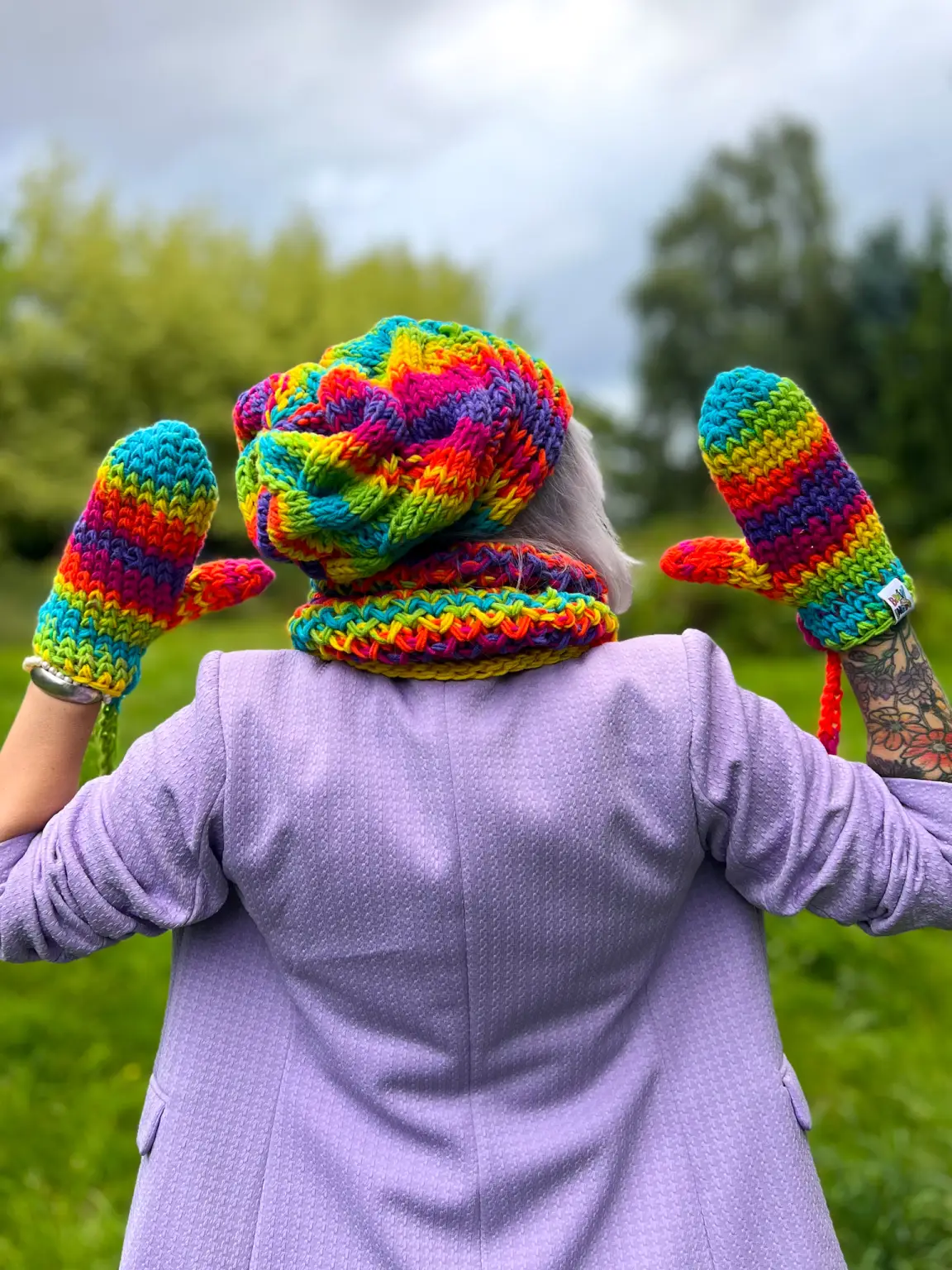 Kolorowa czapka nieugniatająca włosów THIS IS IT ,,Tęcza" 146 tęczowa czapki luźna nie uciskająca
