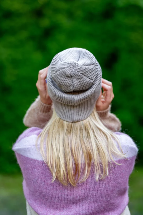 beżowa czapka beanie