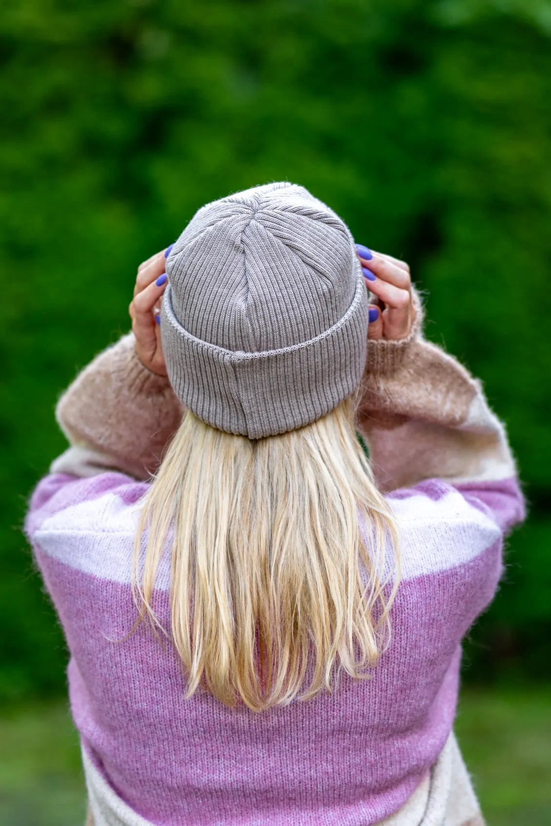 MERINO czapka beanie logo kolorowe "Beż" 160 beżowy akcent stylizacji