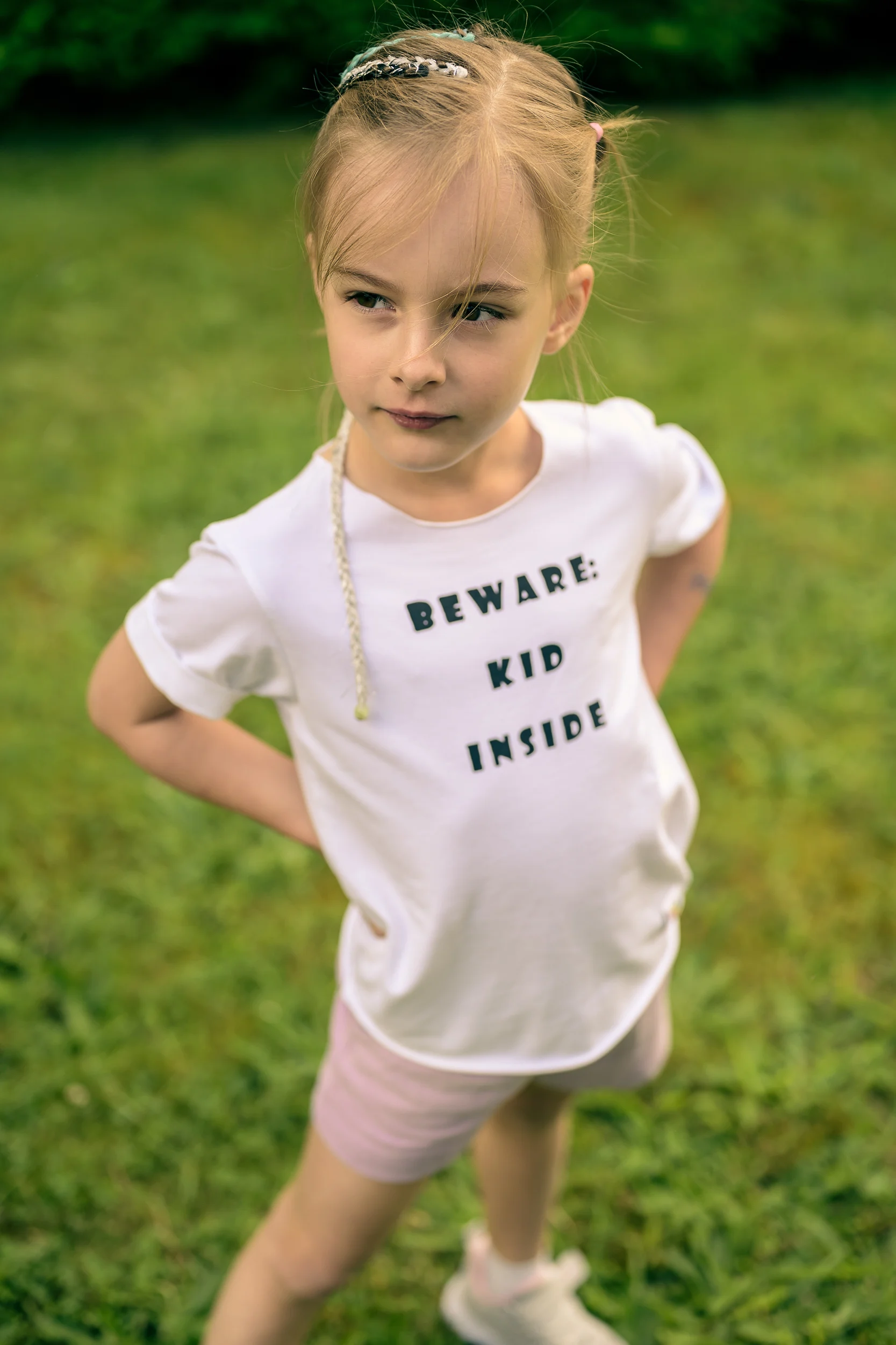 Biała koszulka dla dziecka "Beware: kid inside" 105 biała koszulka dla dziewczynki