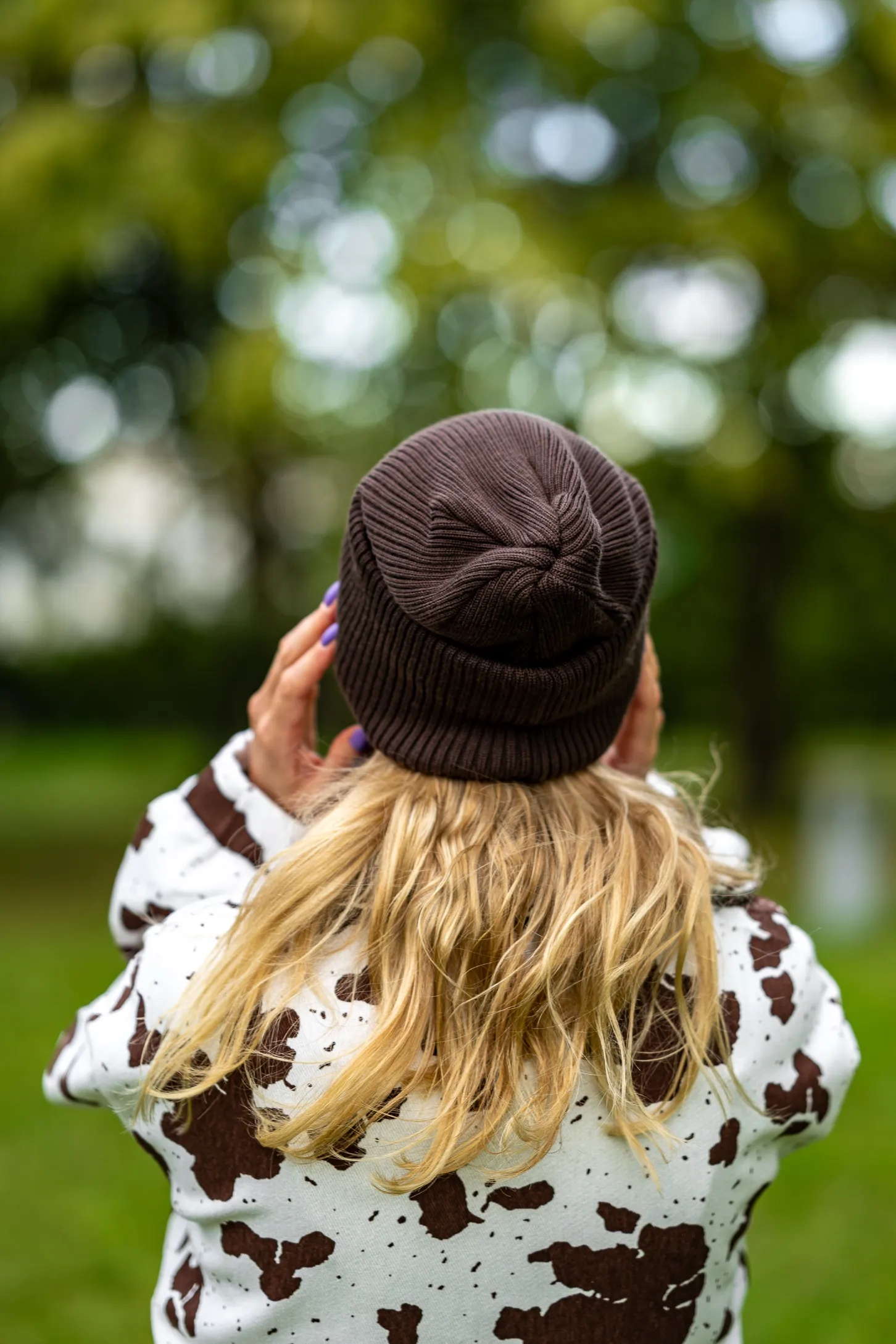 Luźna czapka MERINO logo kolorowe "Brąz" 146 brązowa czapka na zimę