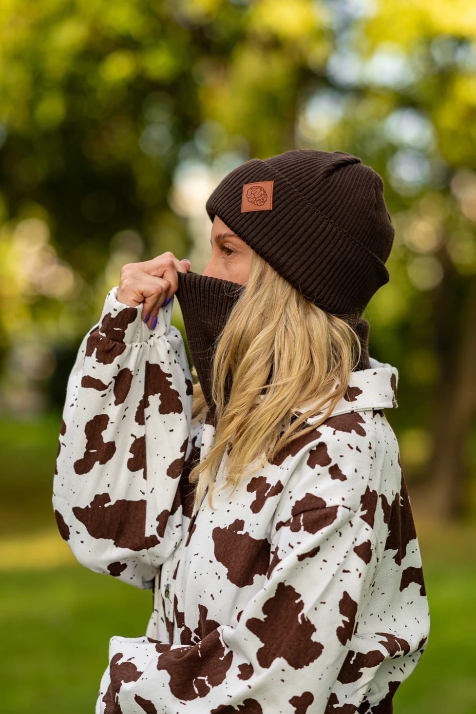 MERINO czapka beanie logo ekoskórka "Brąz" 45 brązowa czapka z kominem