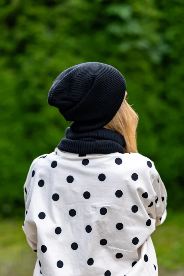 Luźna Czapka MERINO logo ekoskórka "Czarny" 18 czapka całoroczna damska merino