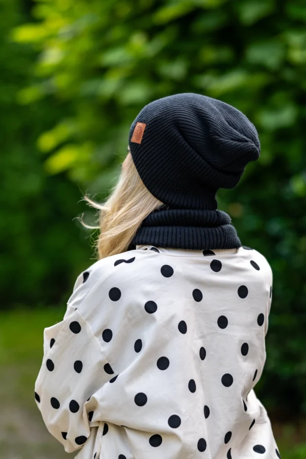 Luźna Czapka MERINO logo ekoskórka "Czarny" 16 czapka i komin czarne