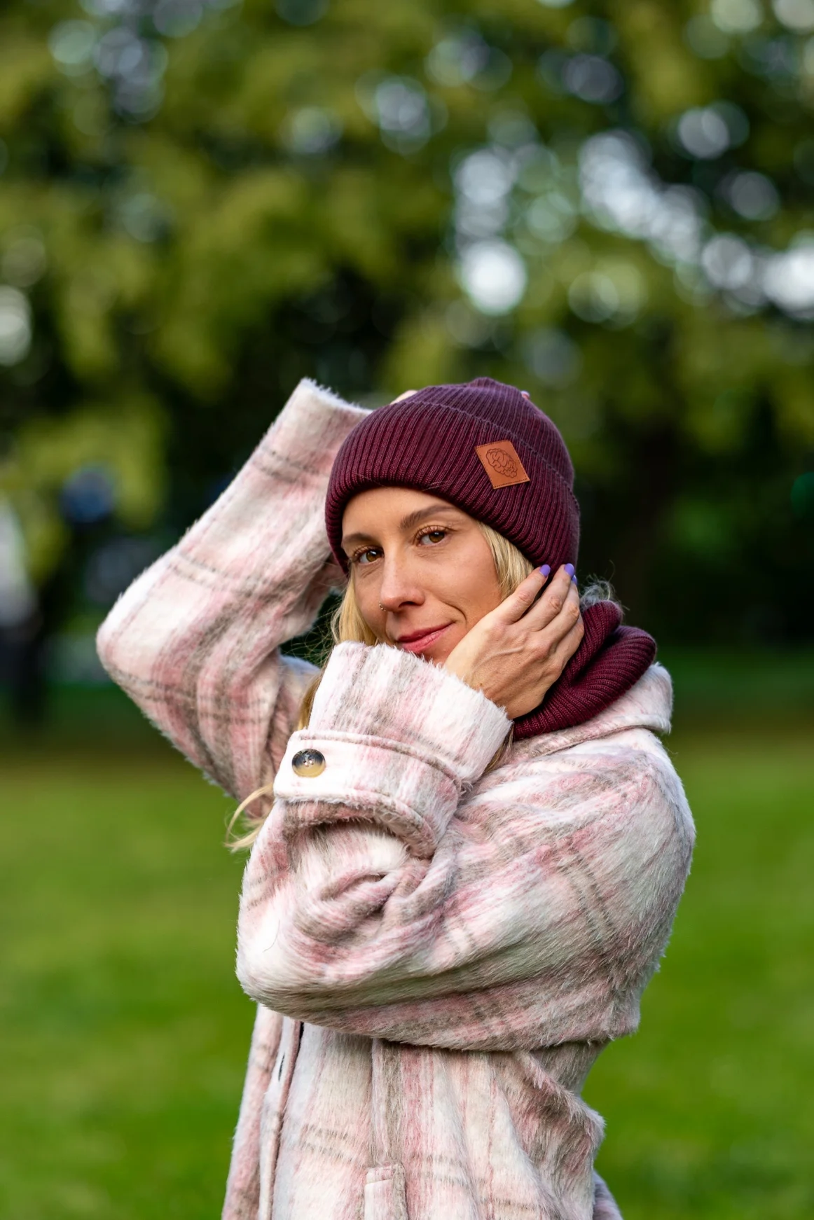 MERINO czapka wywijana logo ekoskórka "Bordo" 68 czapka merino na zimę