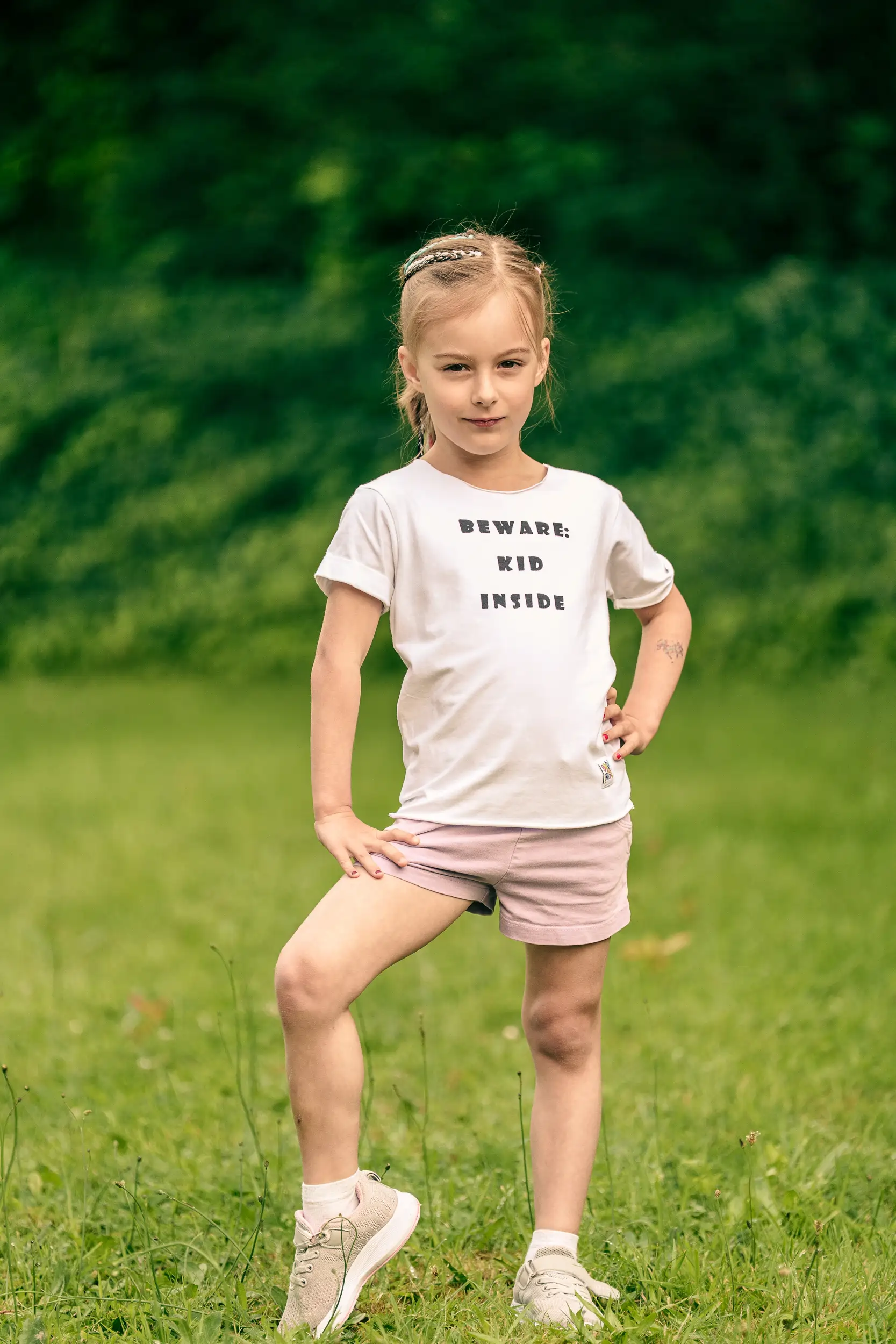 Biała koszulka dla dziecka "Beware: kid inside" 108 koszulka dziecięca z napisem