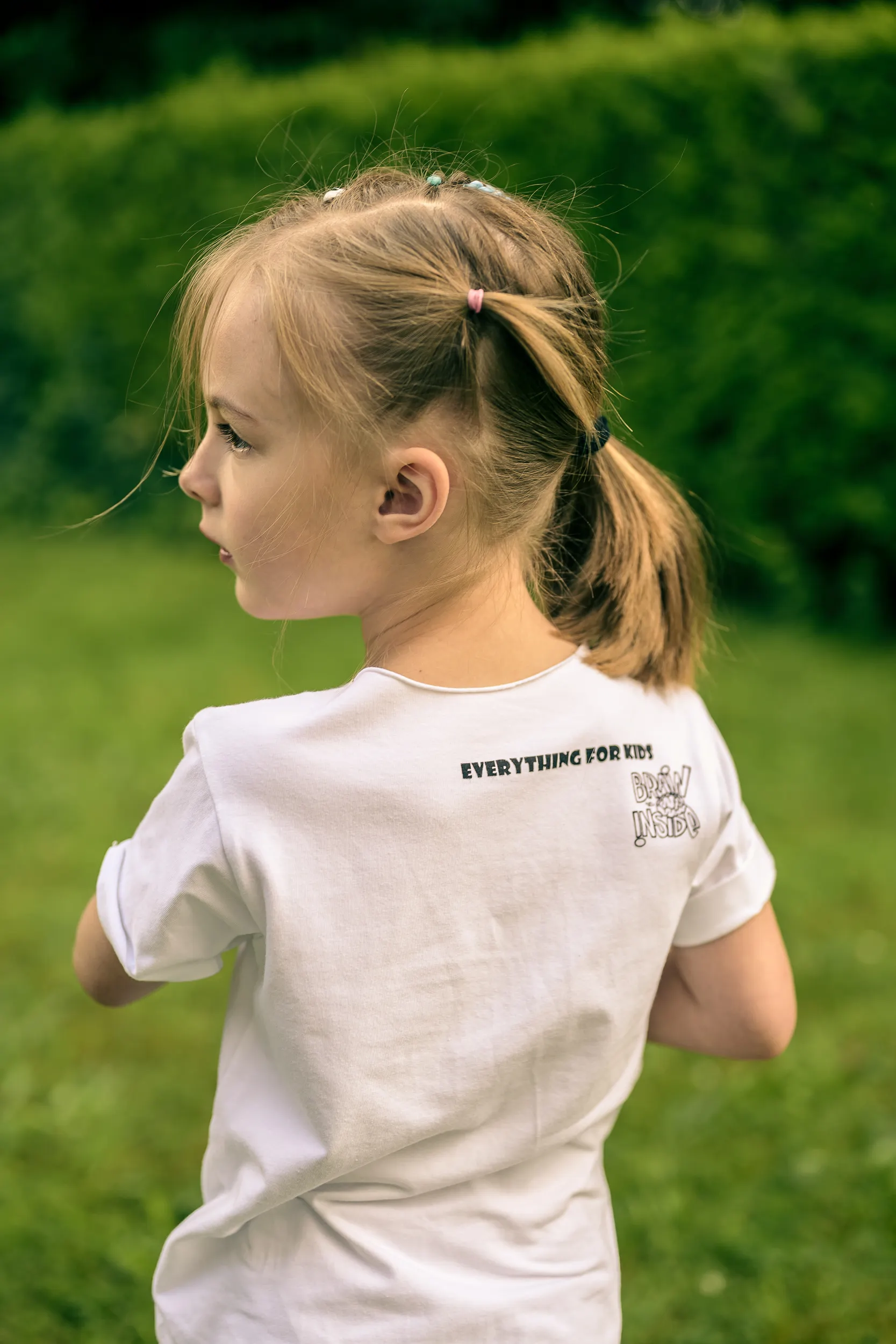 Biała koszulka dla dziecka "Beware: kid inside" 106 luźna bawełniana koszulka z napisem dla dziecka