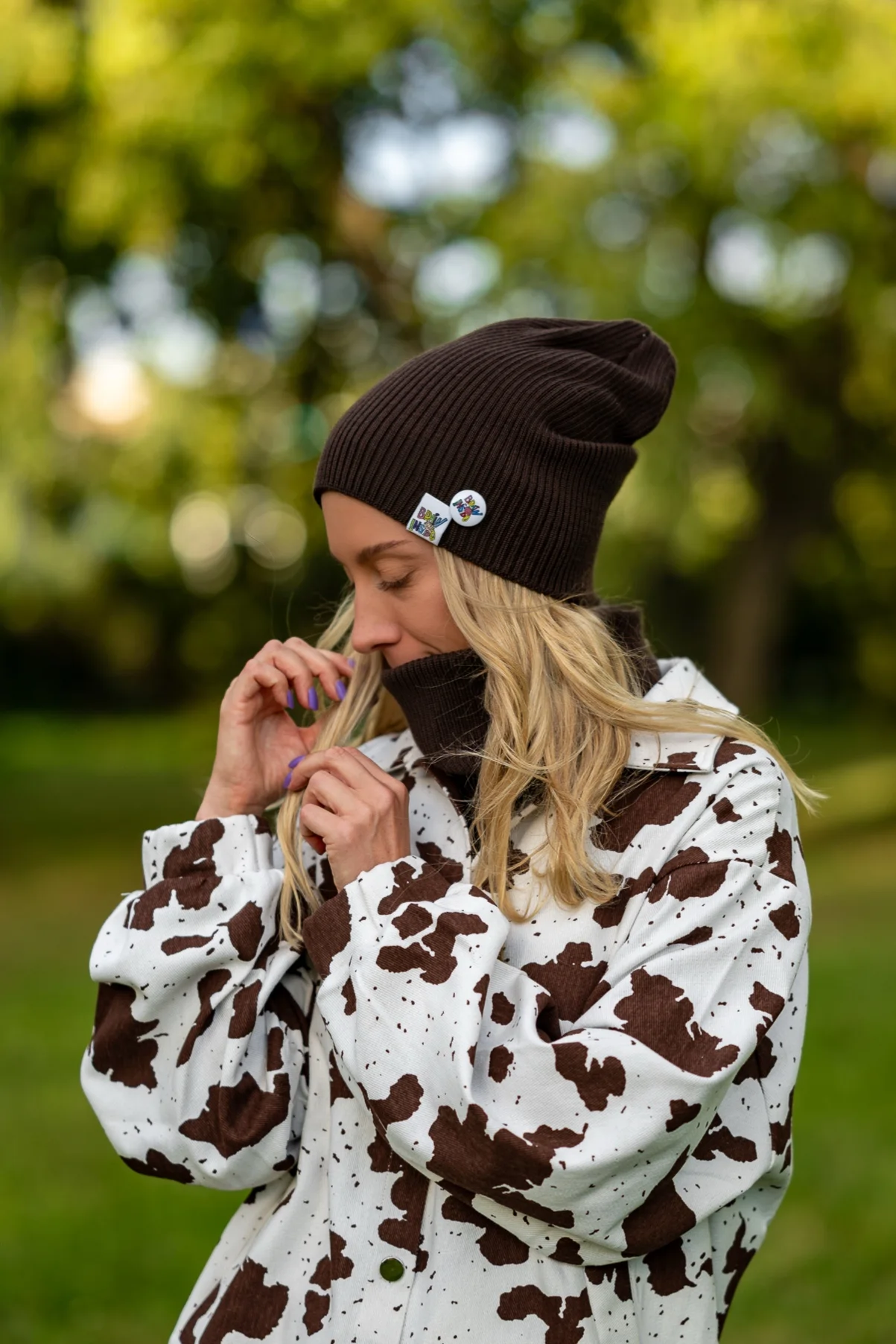 Luźna czapka MERINO logo kolorowe "Brąz" 148 merino na zimę
