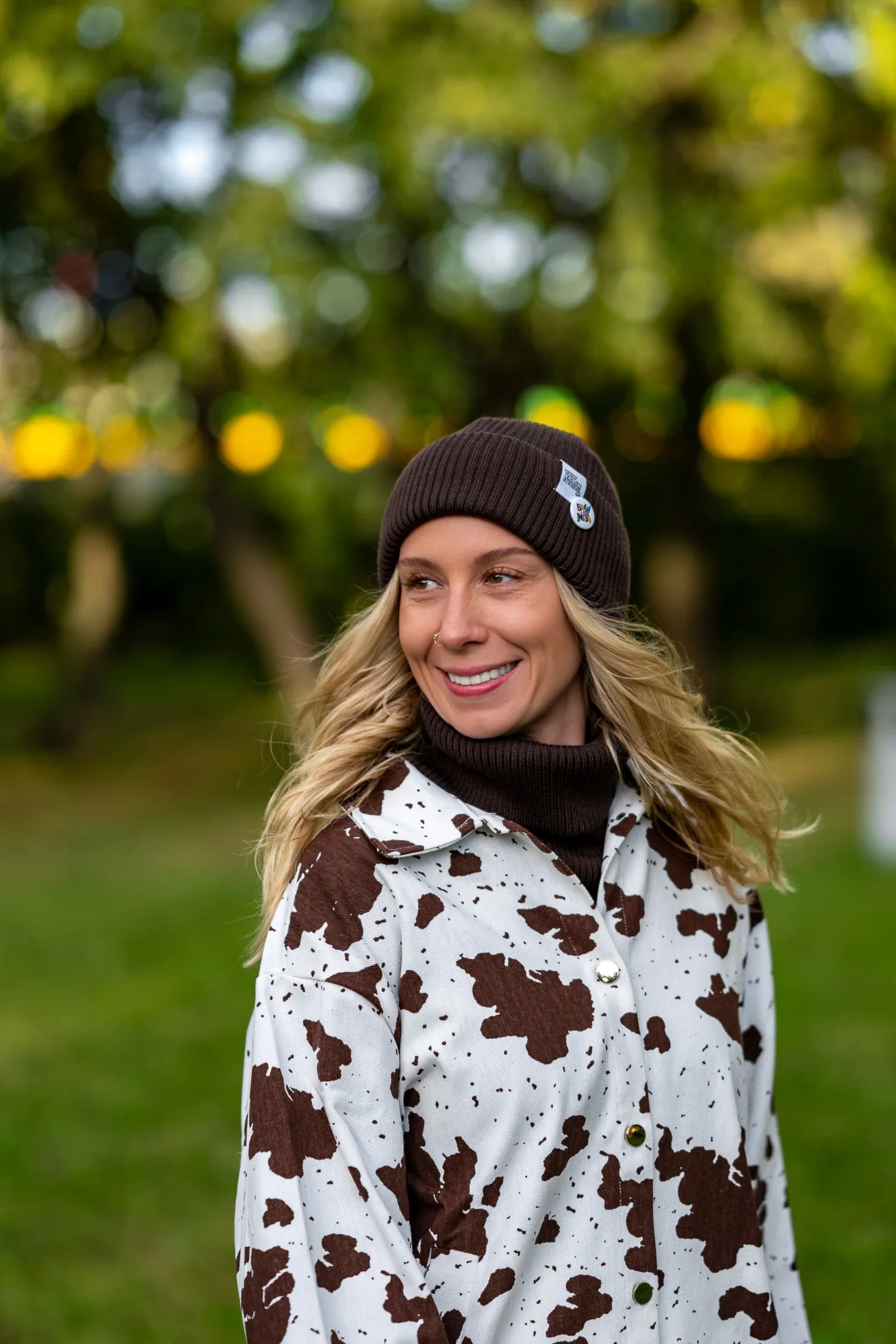 Luźna czapka MERINO logo kolorowe "Brąz" 145 modna brązowa czapka