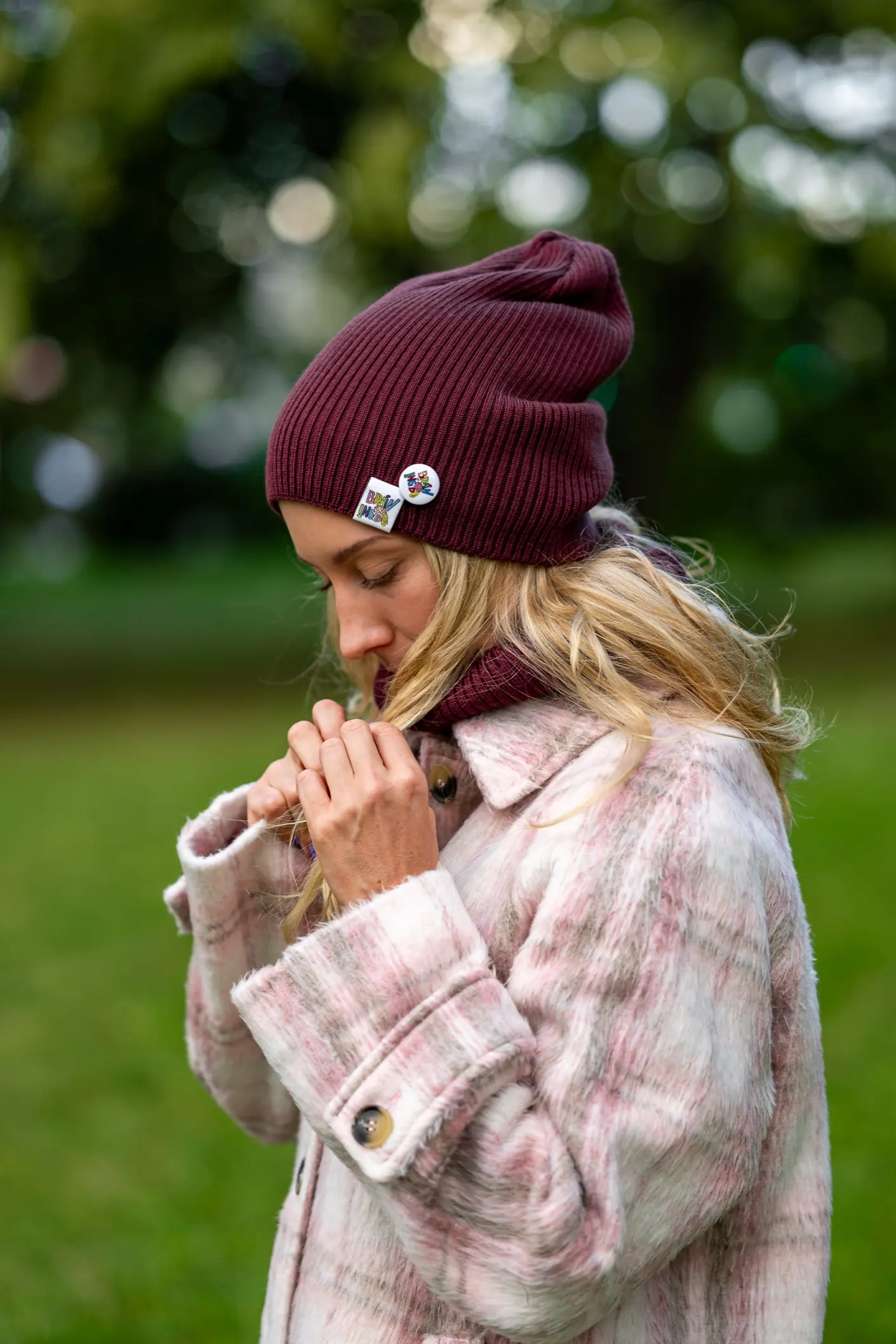 Czapka slouchy MERINO logo kolorowe "Bordo" 98 modna czapka bordo